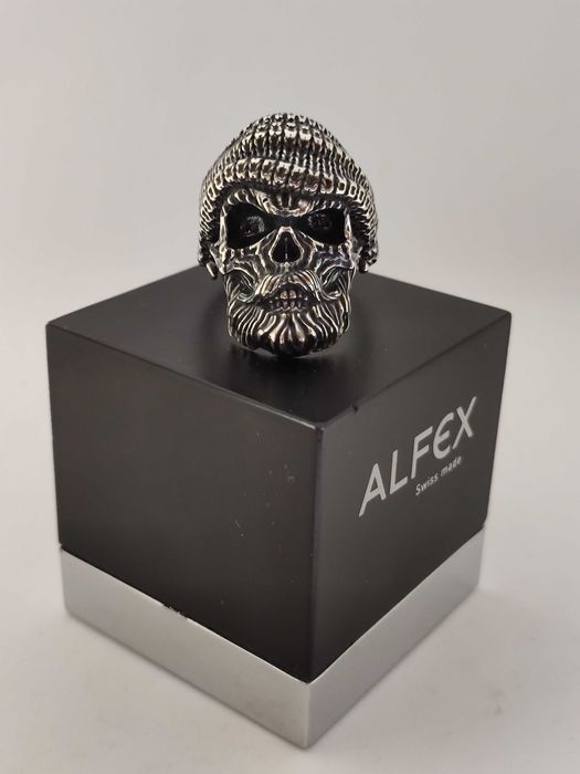 Печатка серебряная череп