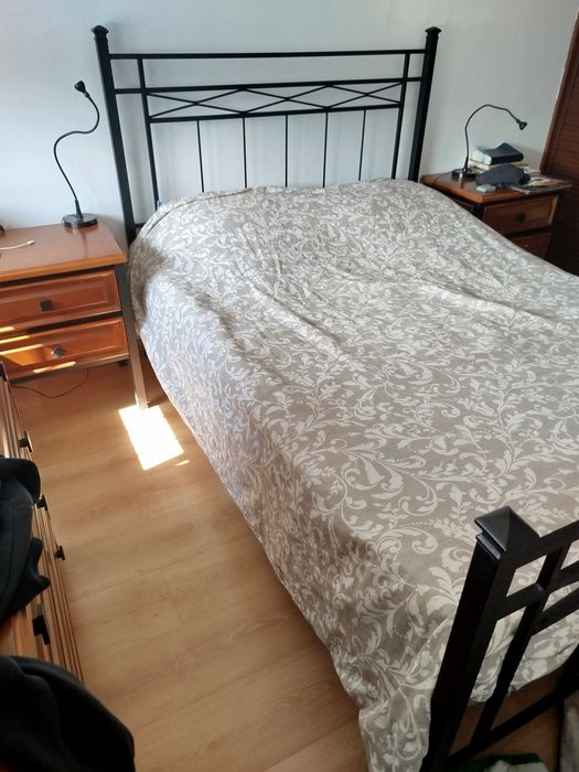 Conjunto quarto - cama IKEA Lillesand com 2 mesas de cabeceira e cómoda