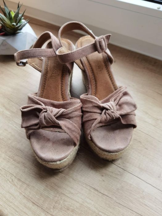 Buty na koturnie 37