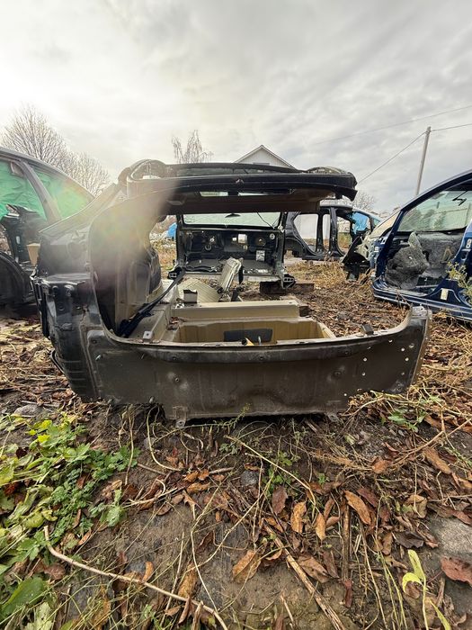 Задня панель Tesla Model 3