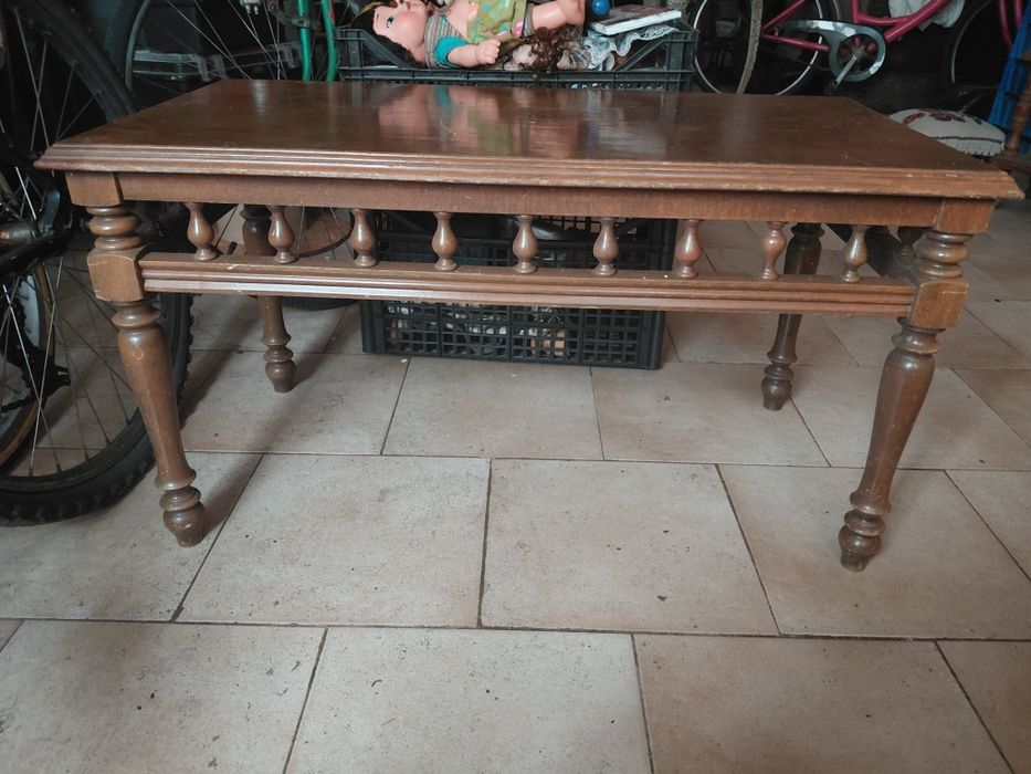 Mesinha antiga de madeira para sala de estar