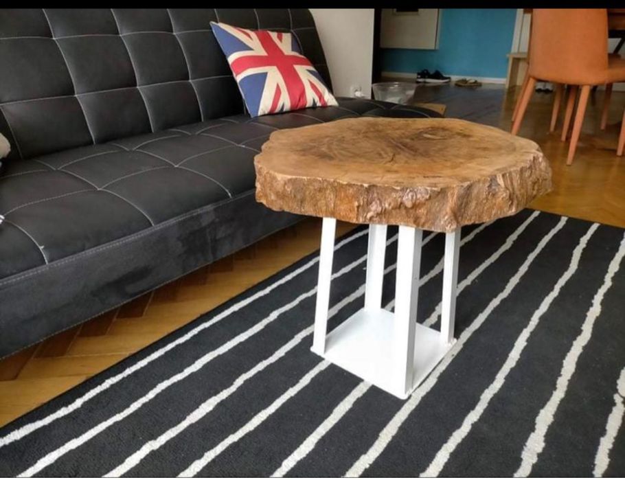 Mesa com design apoio ao sofá tampo em sobreiro