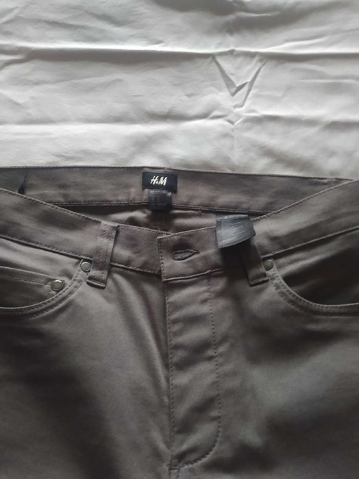 Calças Homem H&M Slim Fit cinzentas.