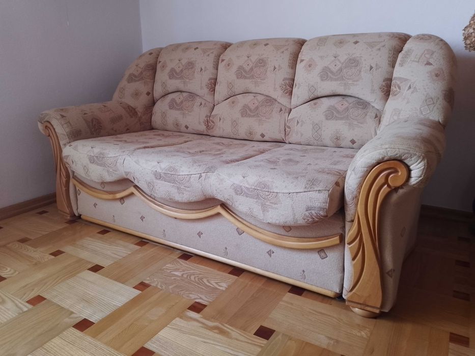Używana sofa trzyosobowa z funkcją spania. Stan bardzo dobry.
