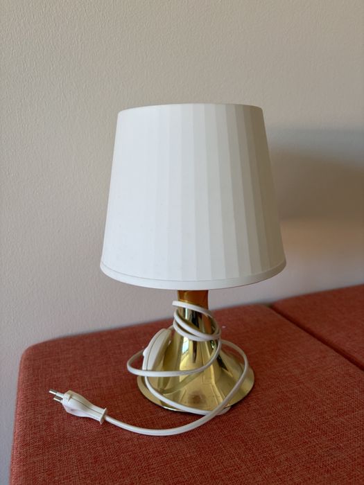 Candeeiro Branco com base dourada