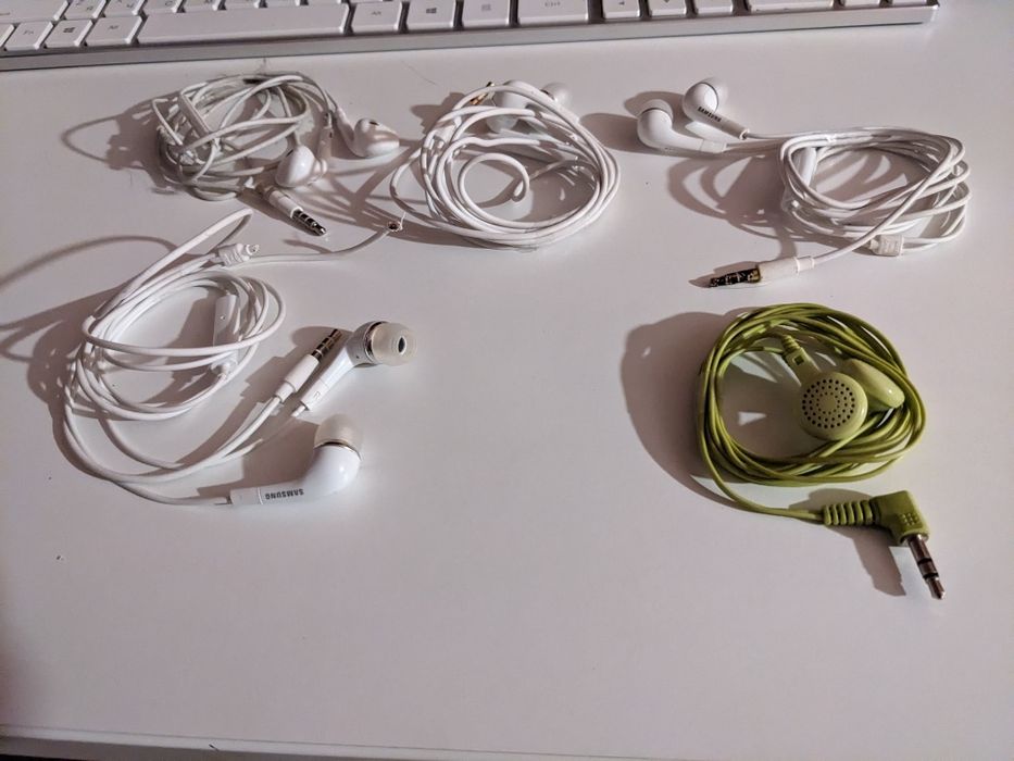 Наушники Samsung оригинал от телефонов нерабочее 1  "ухо"