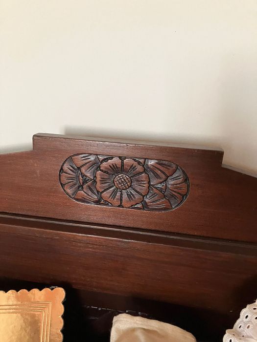 Cama vintage em madeira maciça