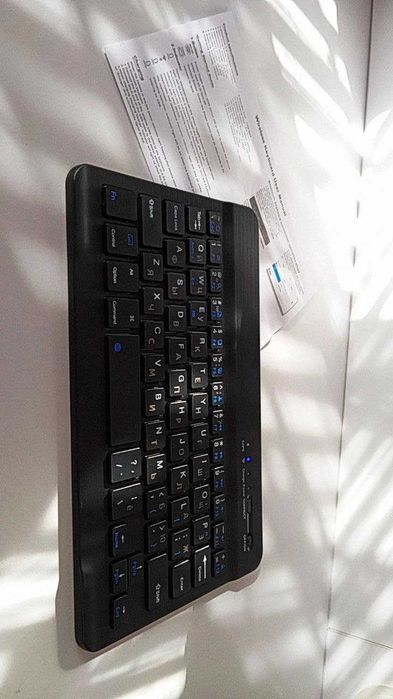 Компактная беспроводная Bluetooth-клавиатура
