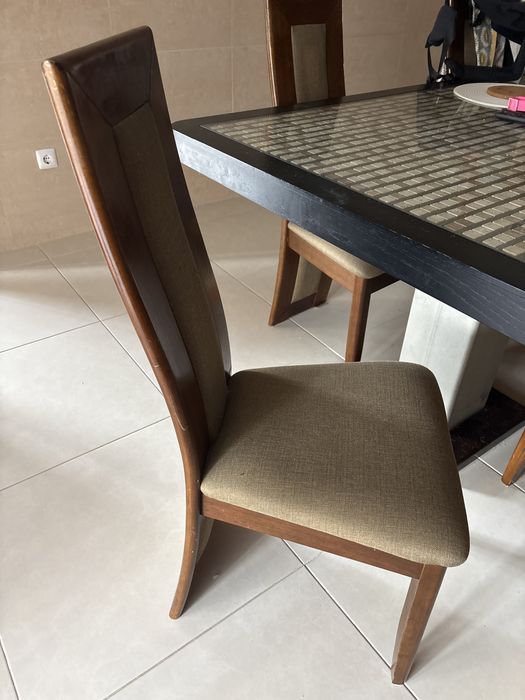 Mesa de 220 por 100cm e 8 cadeiras