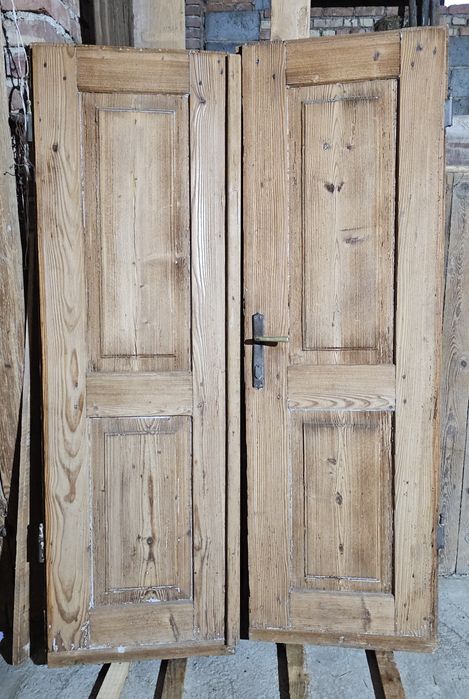 Drewniane drzwi dwuskrzydłowe