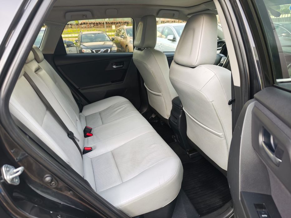 TOYOTA AURIS HYBRID 1,8 бенз+електро  2014