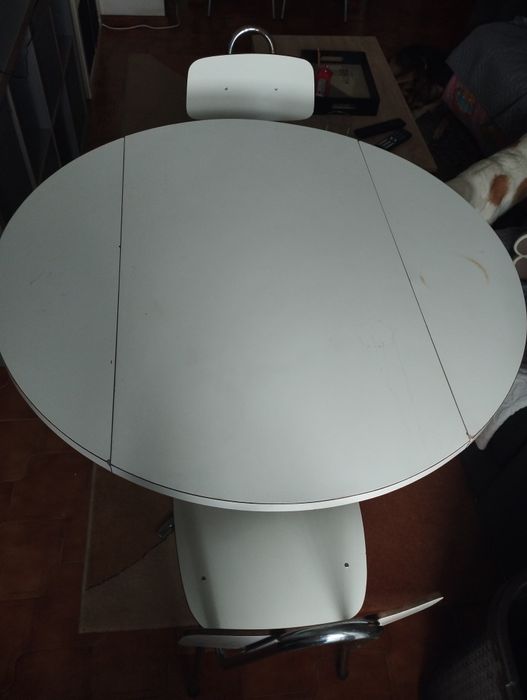 Mesa branca com 2 cadeiras64752341568129121