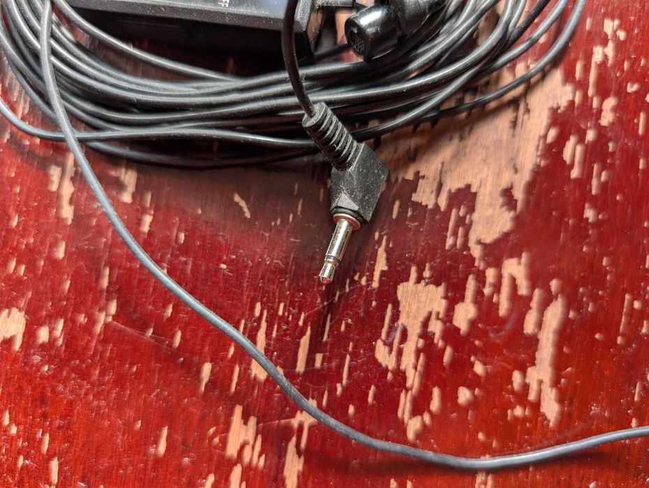 Microfone de Lapela Hama com Fio Longo — Funcional e Econômico