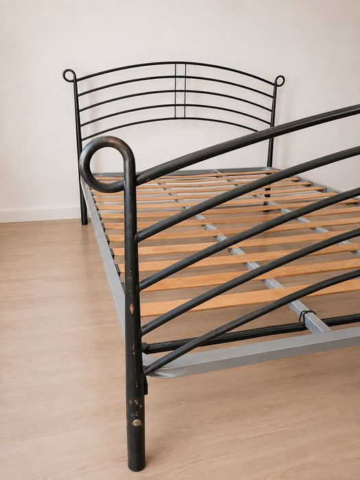 Cama de casal em ferro com estrado