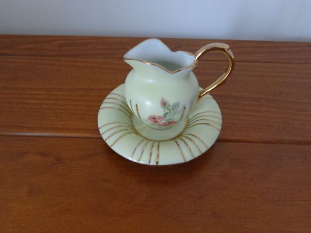 Jarro com prato, pintura em porcelana