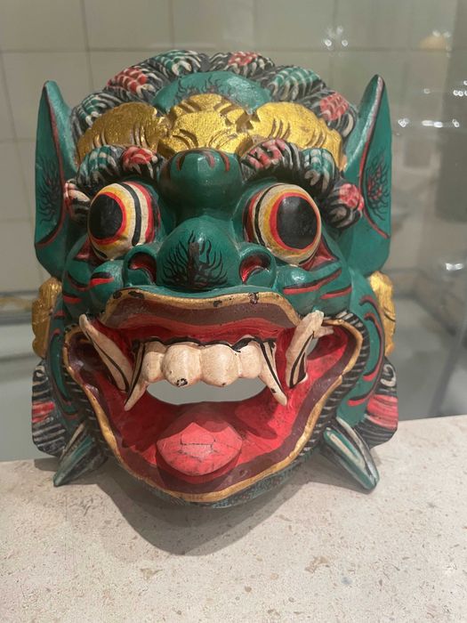 Máscara decorativa vintage, esculpida em madeira, originária da Indonésia