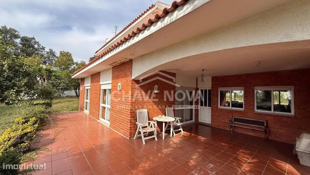 Moradia T3 de 4 frentes, com terreno de 3070m² - Grijó