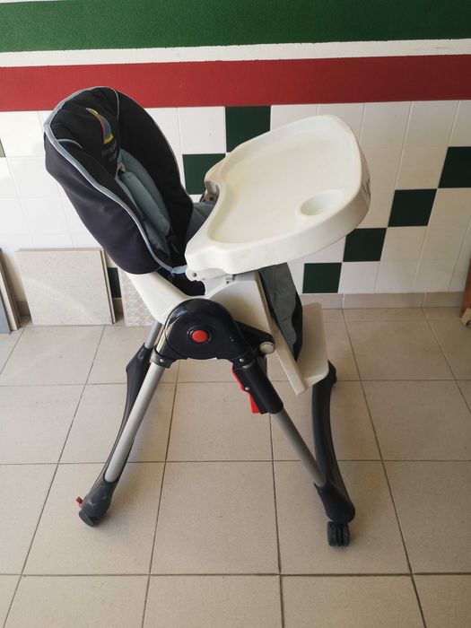 Cadeira de refeição da Pierre Cardin.