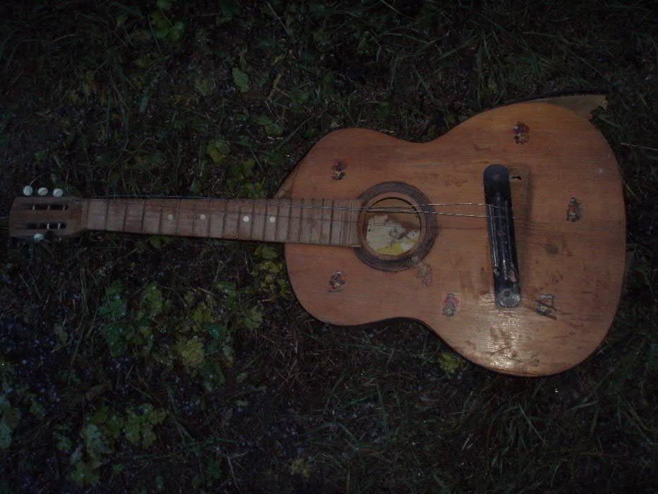 Гитару треб.подклейки или на запчасти.;футляр утепленный(обмен)