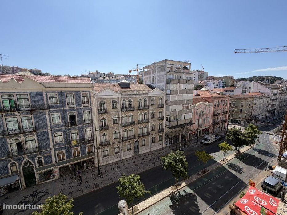 Venda de Apartamento com 7 assoalhadas na Avenida Almirante Reis