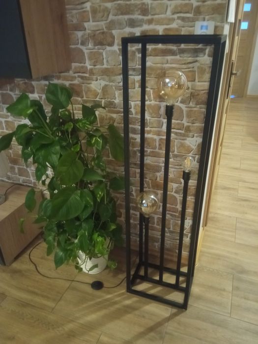 Lampa stojąca do salonu