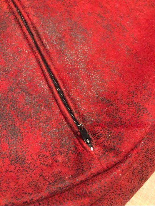 Puff vermelho com pormenores pretos