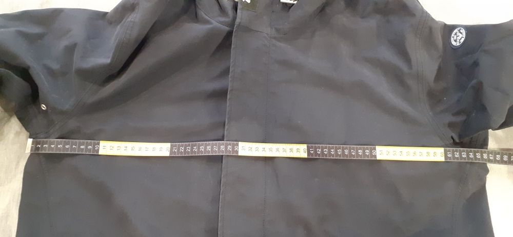 Kurtka przeciwdeszczowa Armani Jeans.