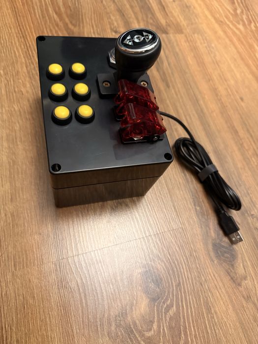 Button box ze stacyjką