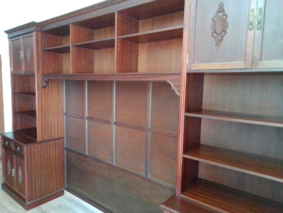 Móvel estante de sala em cor mogno.