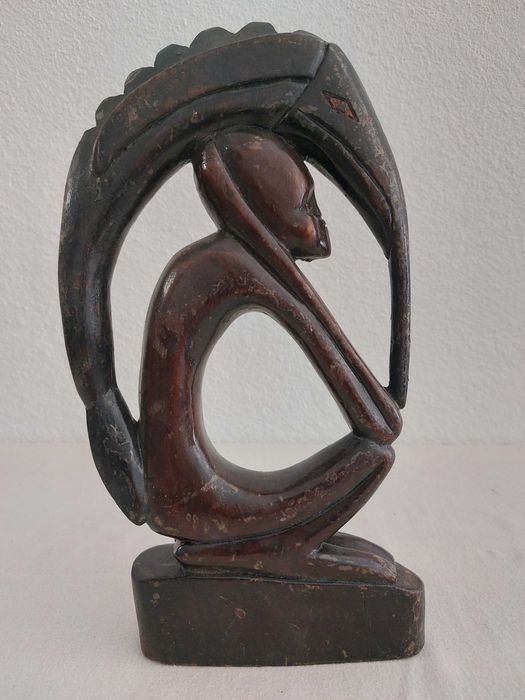 Pensador africano em mogno