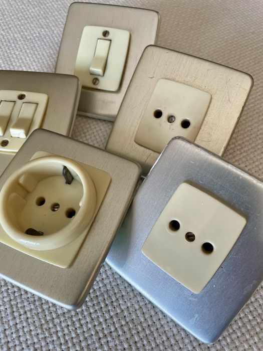 Interrupetores e tomadas anos 80. São 40 unidades