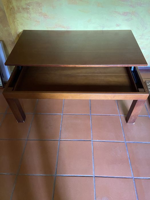 Mesa de centro com tampo elevatorio
