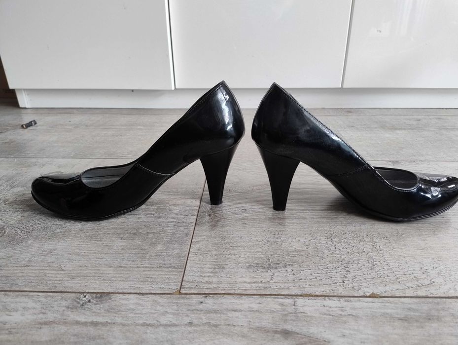 Buty na obcasie 39 lakierki czarne