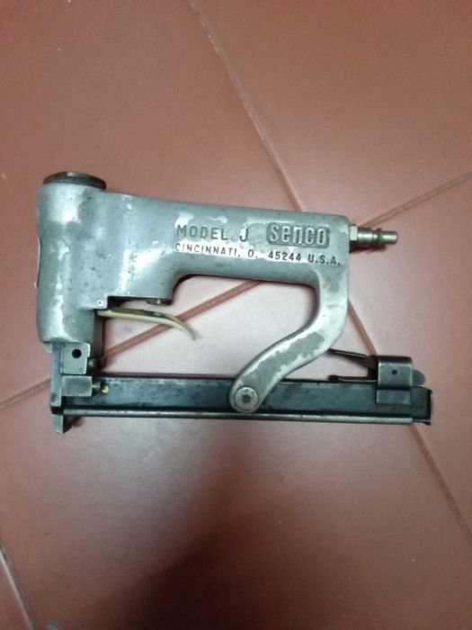 Agrafador pneumático Senco, model J, 8,3 bar, americano, agrafes de mm