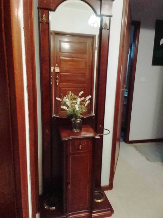 Sala de jantar em madeira e móveis de hall em cerejeira em muito bom estado