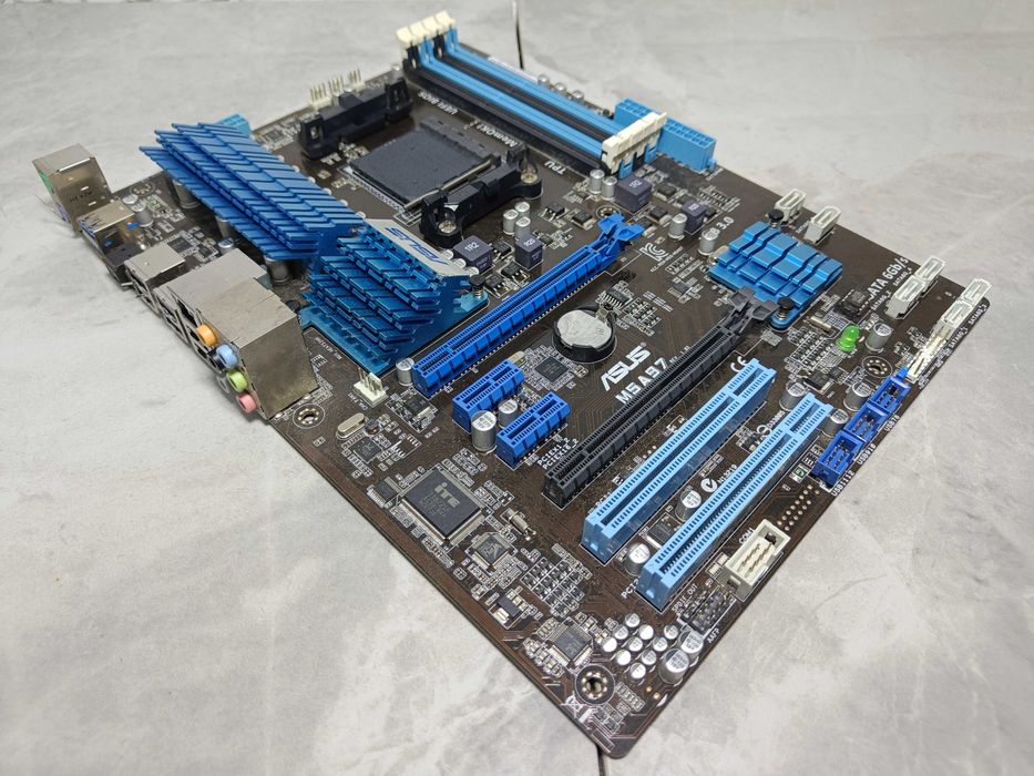 Материнська плата AMD ASUS M5A97 sAM3+ під FX у ВІДМІННОМУ стані