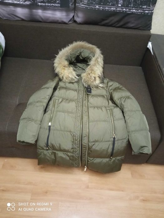 Пуховик женский  оливкового цвета с натуральным  мехом