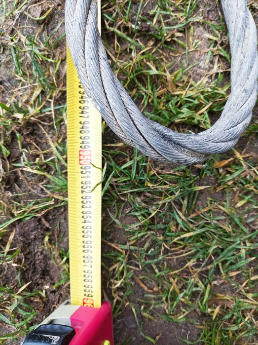 Długa zarobiona lina stalowa.