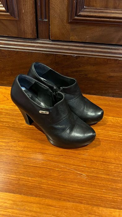 Black Leather Ankle Boots by Meu Pé