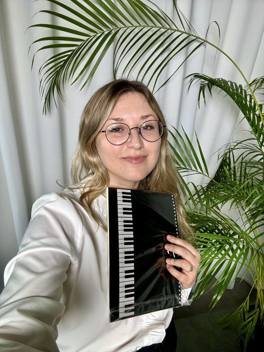 Піаністка/Уроки гри на фортепіано/Вчителька музики/Заняття музикою