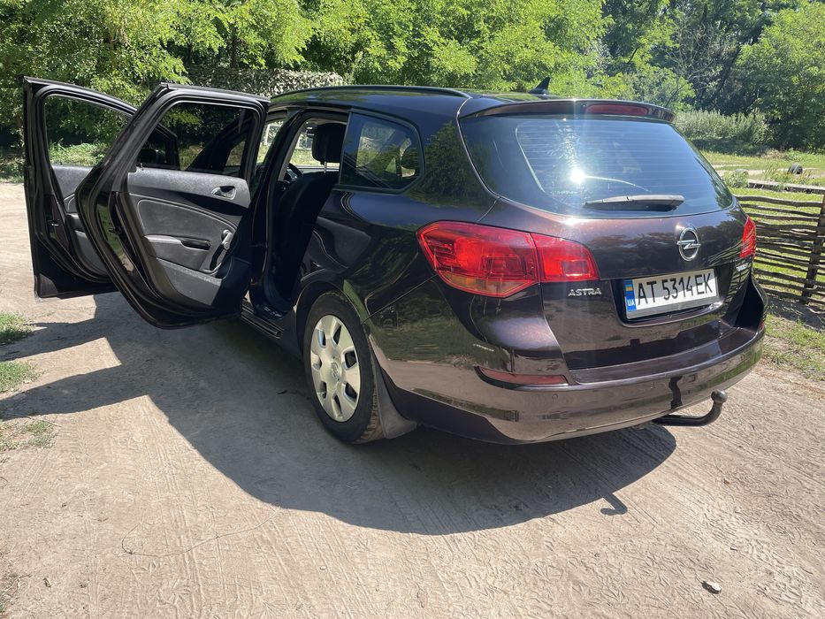 ТЕРМІНОВИЙ ПРОДАЖ Opel Astra j 2012 рік 1.3