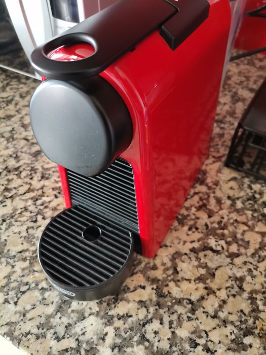 Vendo Máquina de Café Nespresso DeLonghi (COM PROBLEMA)