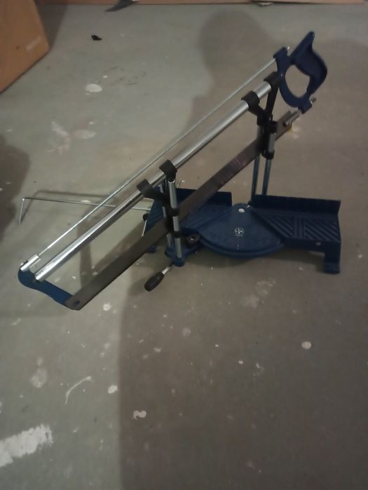 Piła do cięcia ukośnego ukośnica do listew przypodłogowych