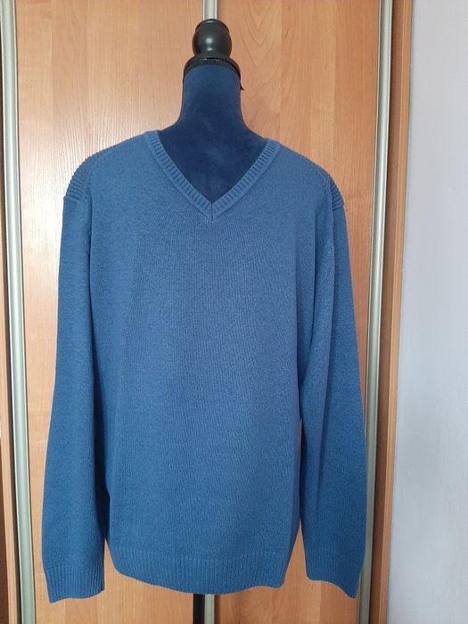 Sweter męski elegancki prosty dekolt w serek