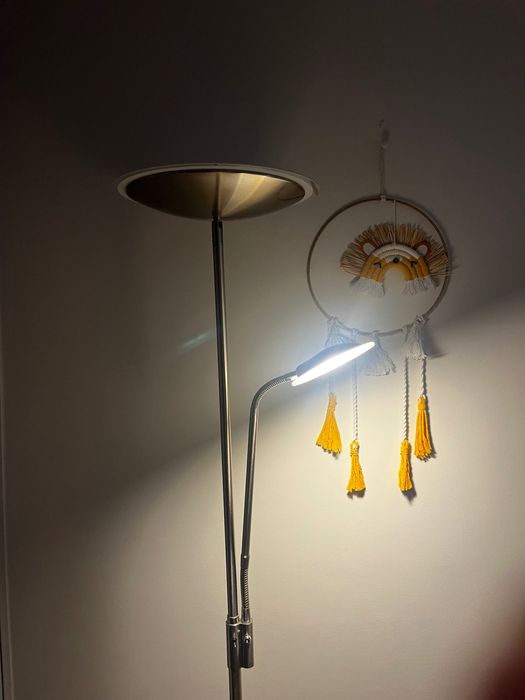 Stojąca srebrna lamp