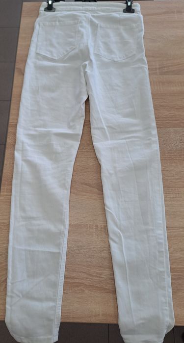 Spodnie białe skinny z dziurami. Sinsay. Rozmiar 40. Stan idealny