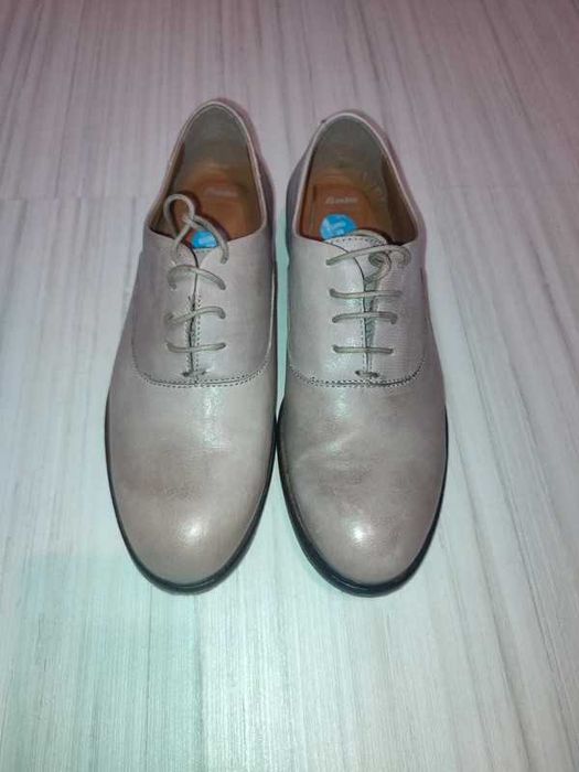 skórzane buty marki Bata rozm. 39