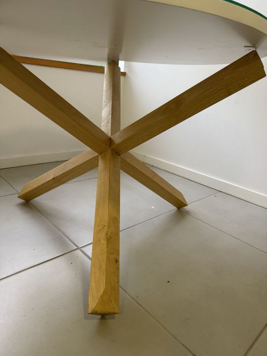 Mesa com pernas cruzadas madeira