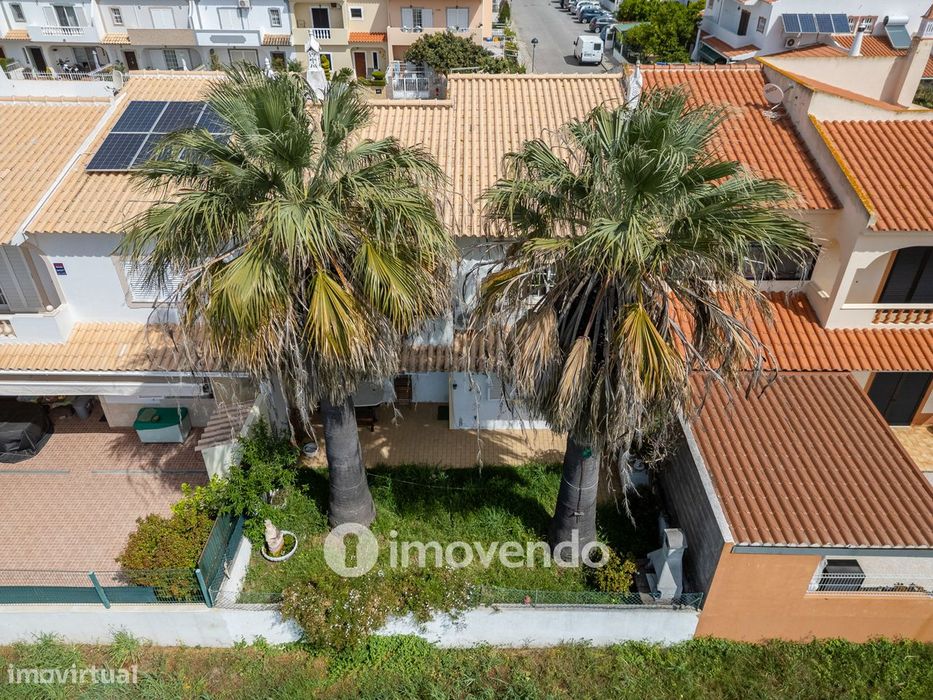 Moradia T4, com áreas amplas e jardim, em Faro