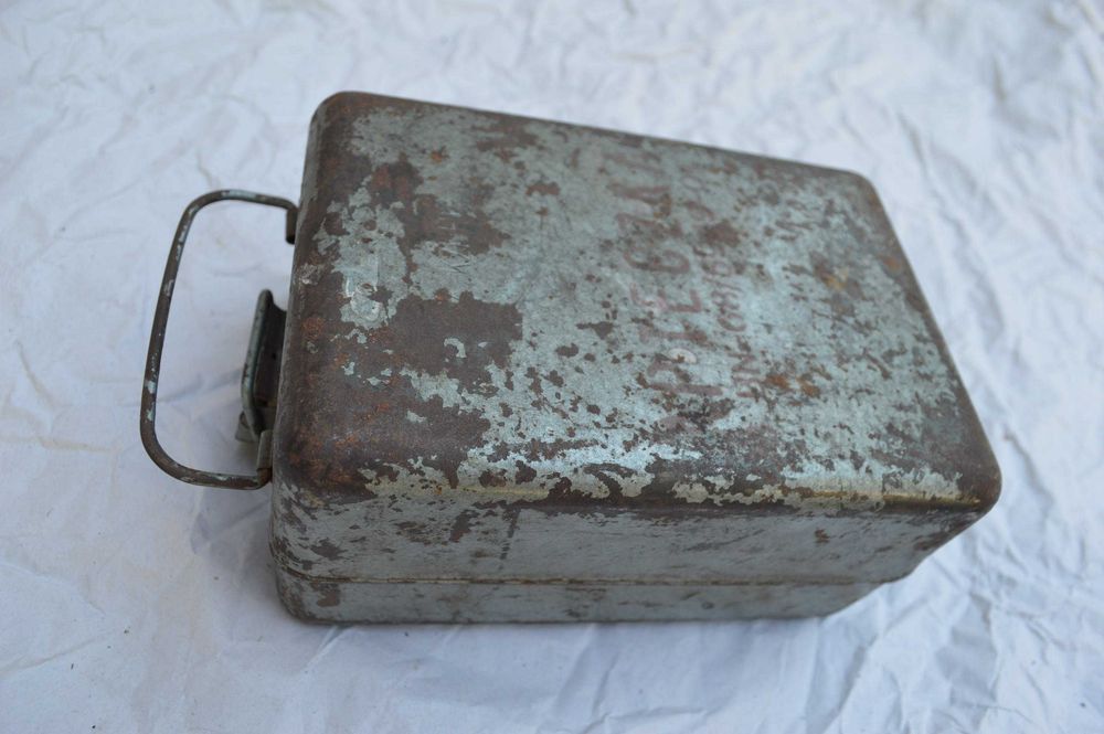 stara metalowa apteczka z wyposazeniem 18x12,5x9 skrzynka metalowa